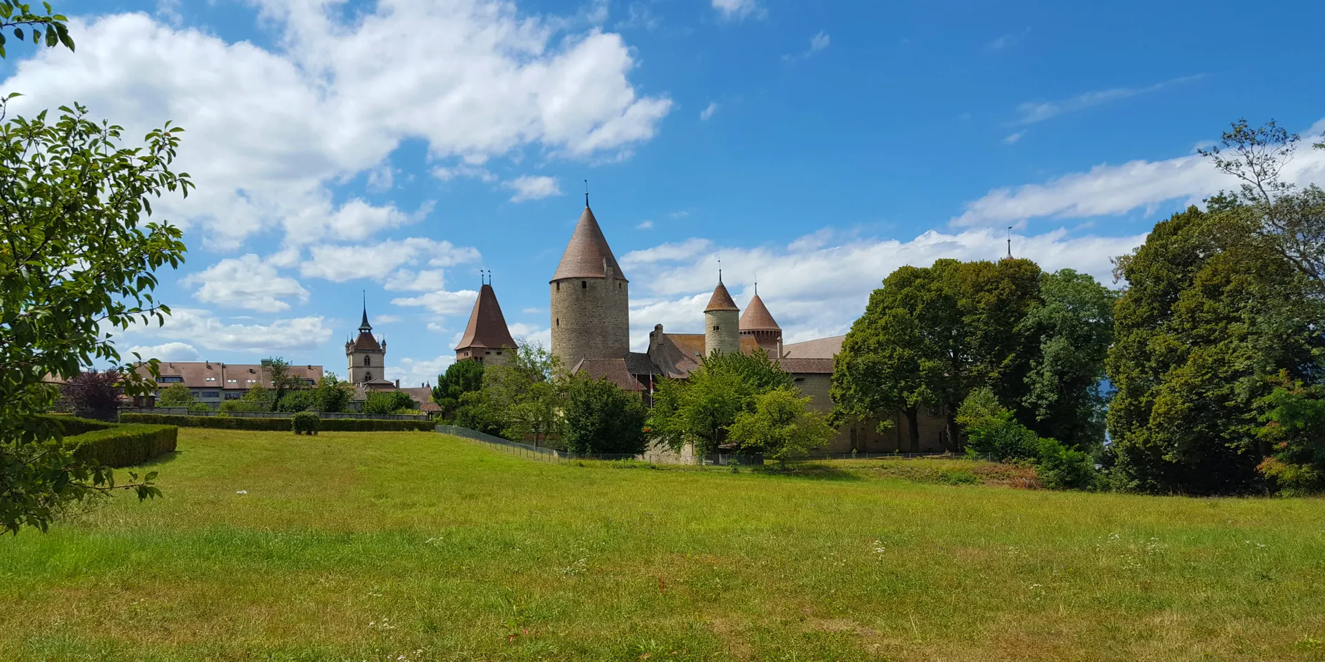 Le château de Chenaux sous un ciel de nuages, au-dessus du Pré